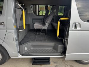 トヨタハイエース電動補助ステップ取り付け