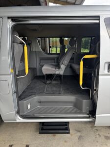 トヨタハイエース電動補助ステップ手すり取り付け