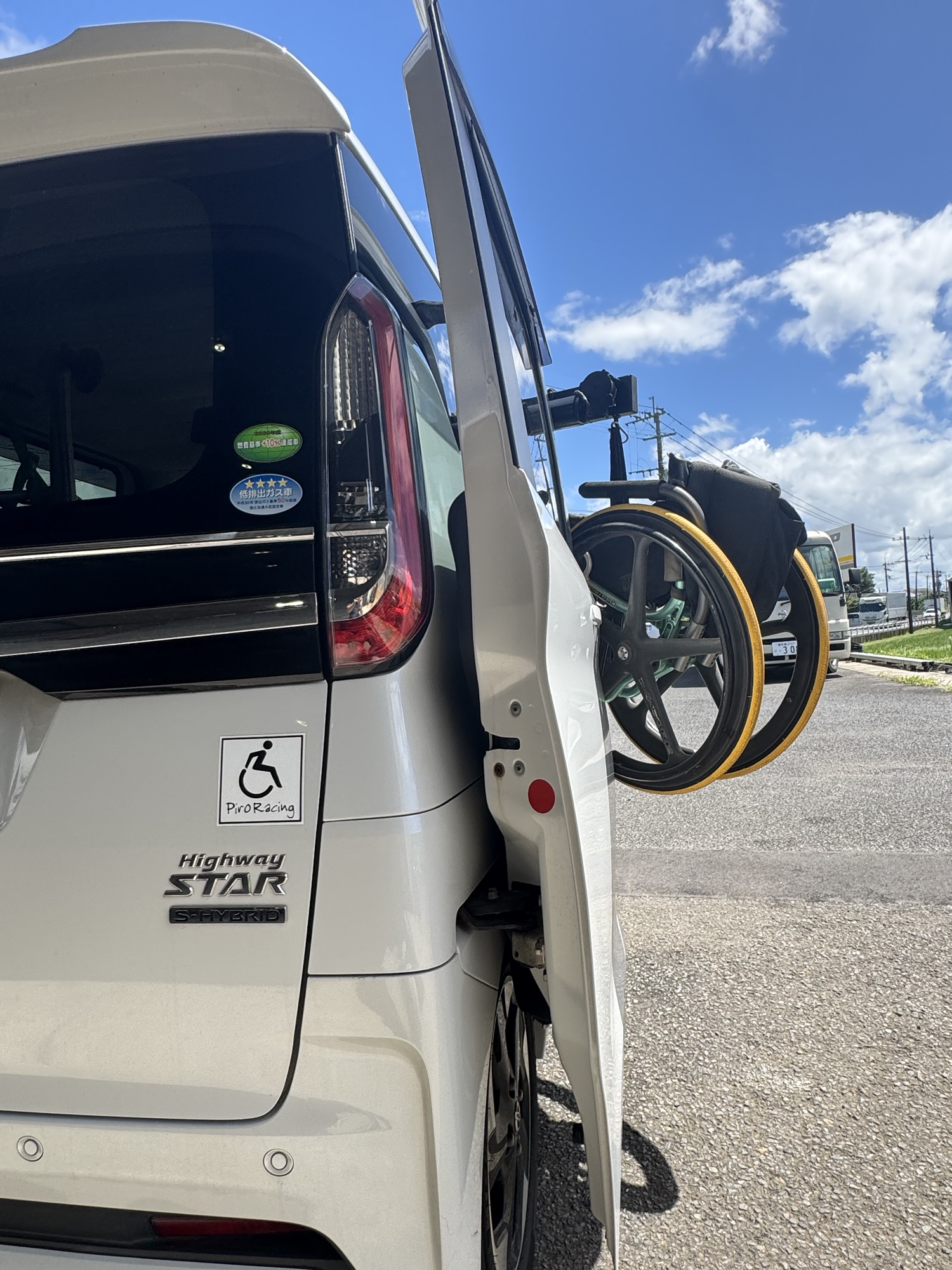 日産ルークスにピラーリフトを取り付け