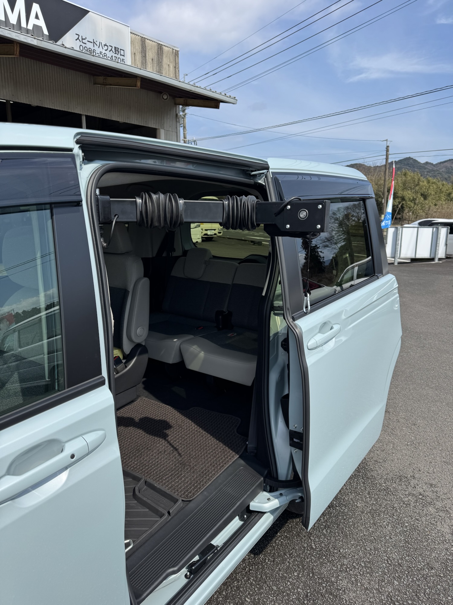 ホンダフリードにピラーリフト取り付け